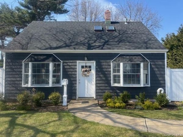 8 Crabtree Lane, Levittown, NY 11756