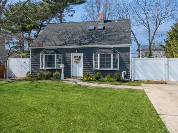 8 Crabtree Lane, Levittown, NY 11756