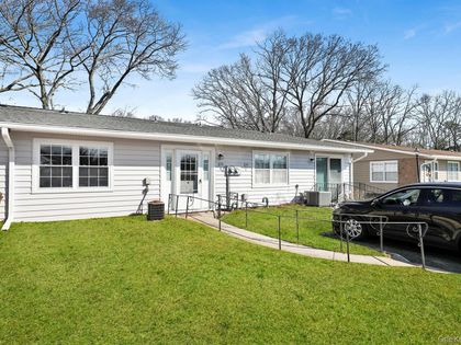 279 Berwick Court Ridge, NY 11961