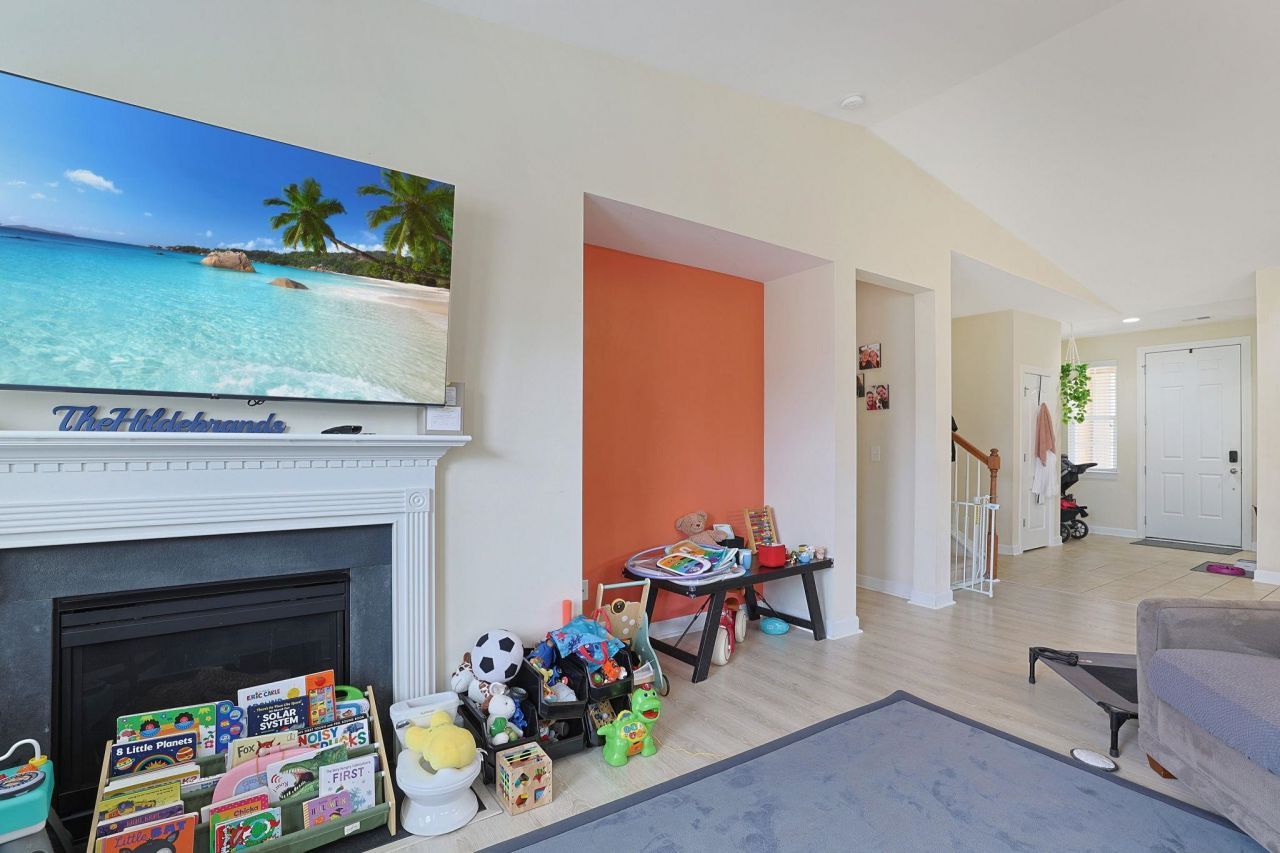 1871-c High St.  Photo 4