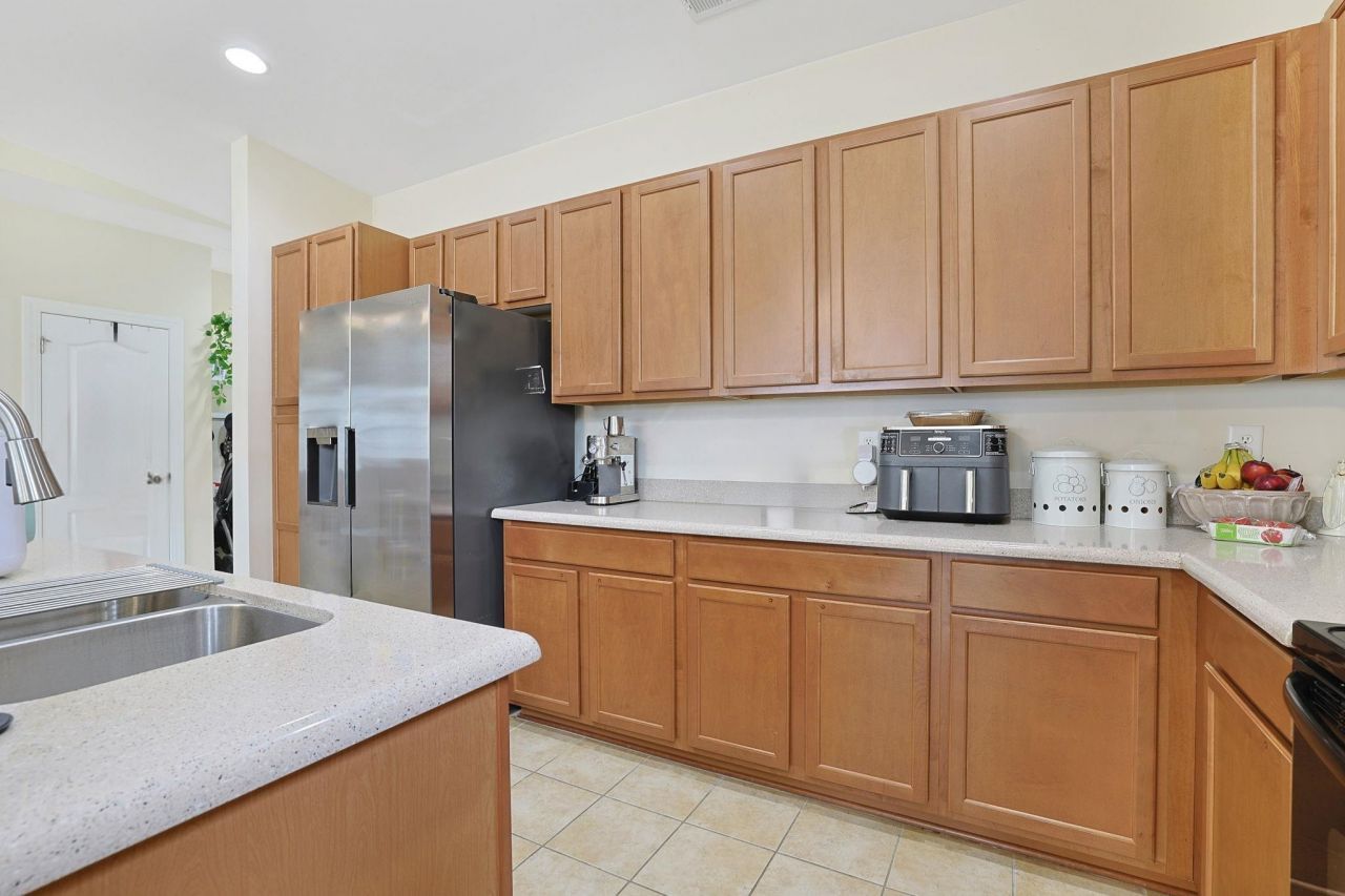 1871-c High St.  Photo 8