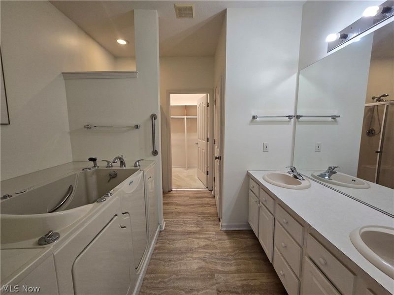 9910 Country Club Circle, Twinsburg, OH 44087 Photo 6