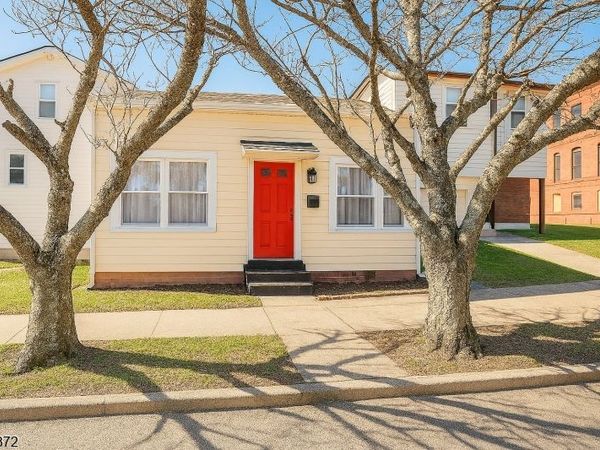 31 Kossuth St, Haledon, NJ 07508