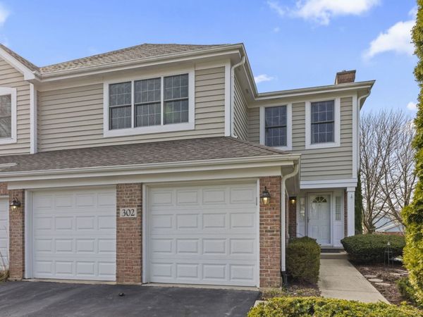 302 Roscommon Court, Glen Ellyn, IL 60137