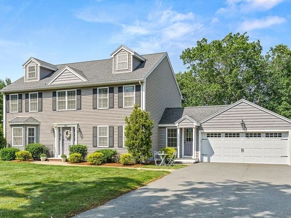 415 Lowell Street, Lynnfield, MA 01940