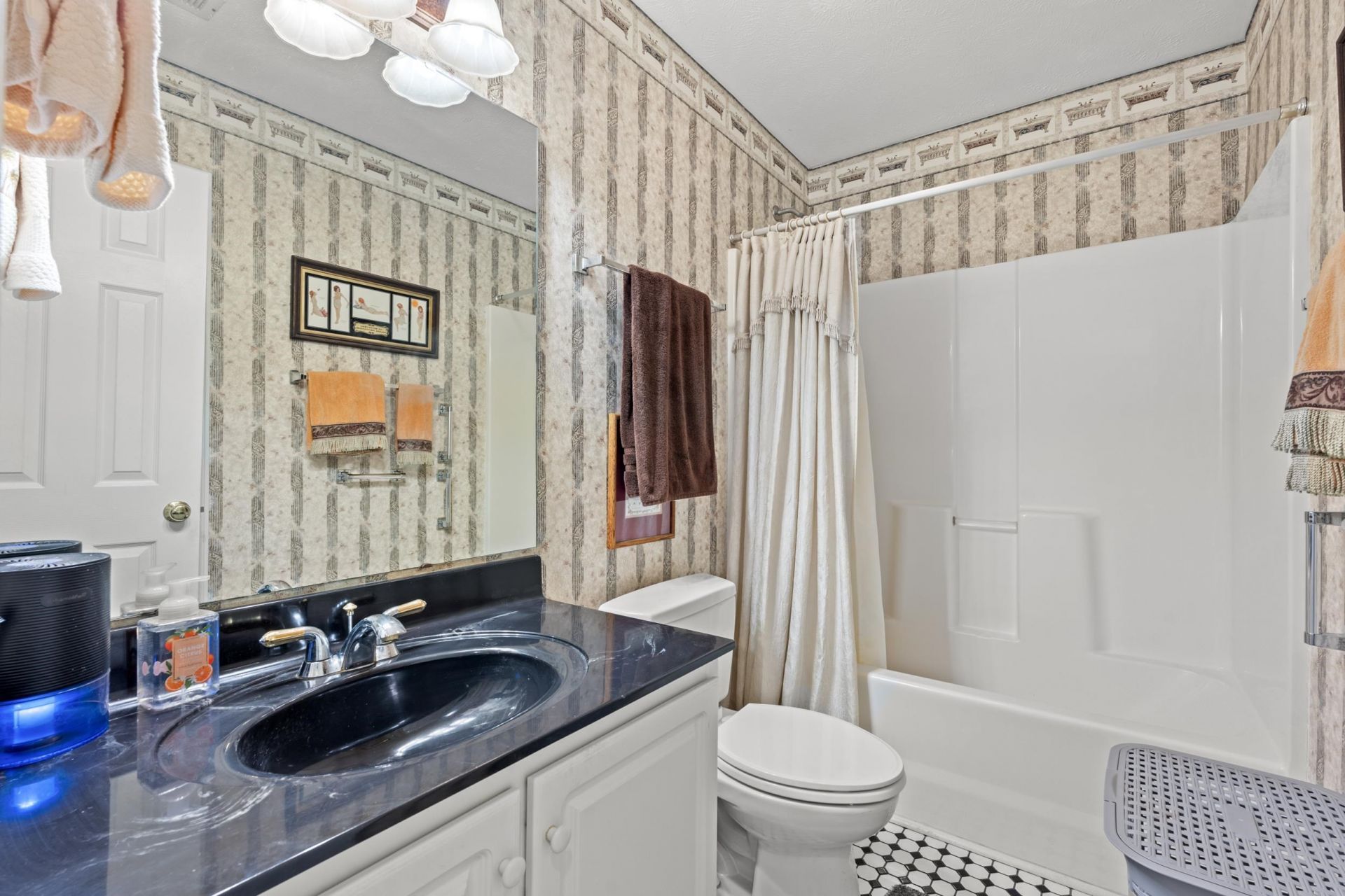 4550 Eastport Blvd. Photo 28