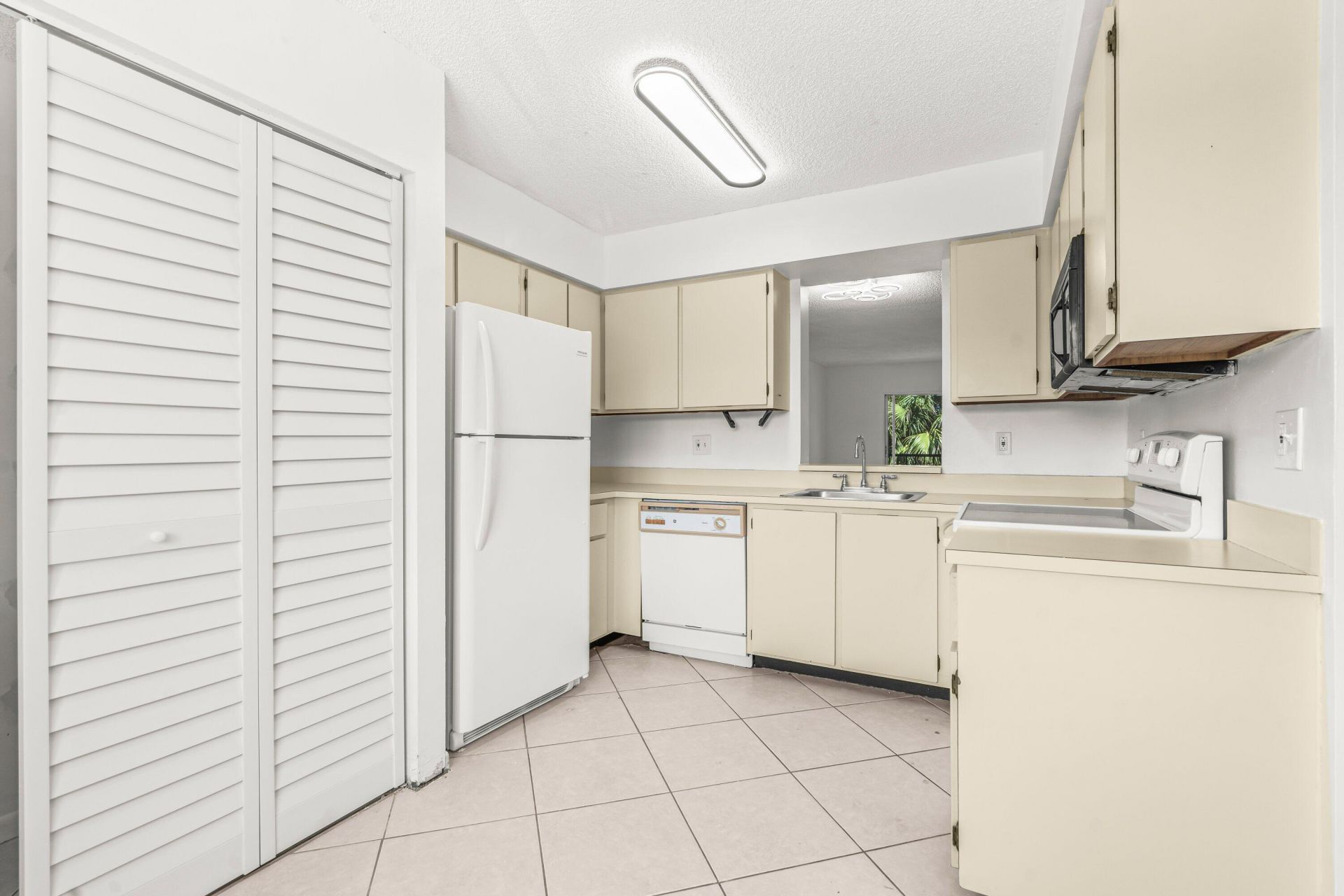 7301 Amberly Lane, Unit 304, Delray Beach, FL 33446 Photo