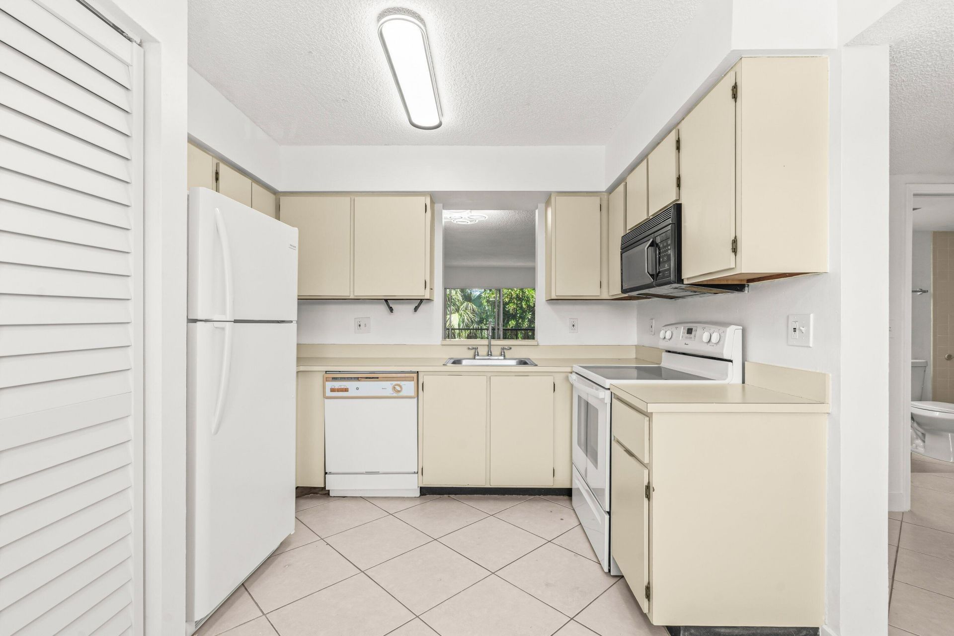 7301 Amberly Lane, Unit 304, Delray Beach, FL 33446 Photo