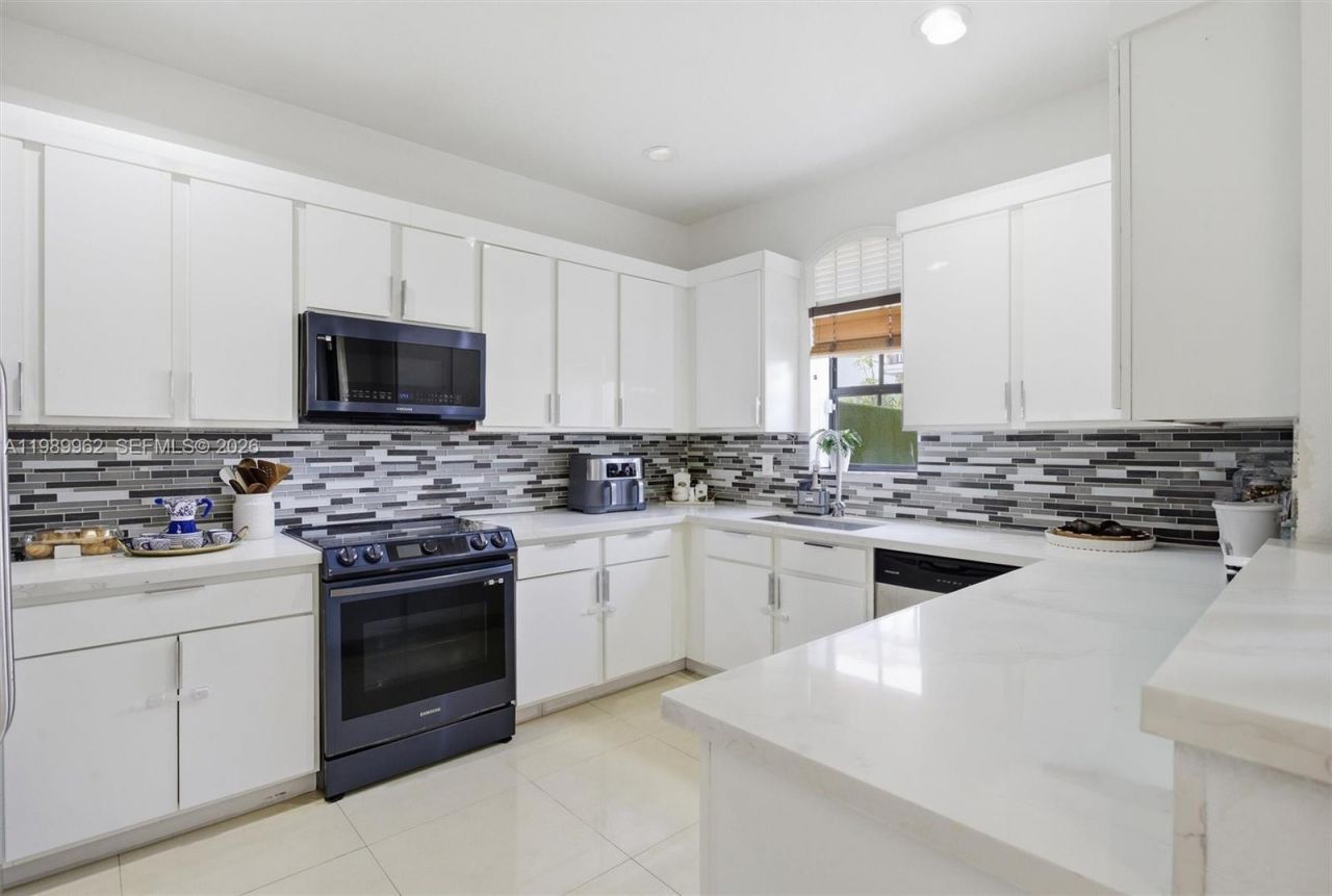 10319 NW 30th Ter, Doral, FL 33172 Photo