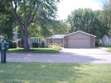 601 HOLLY BUSH DRIVE, Holly Vlg, MI 48442
