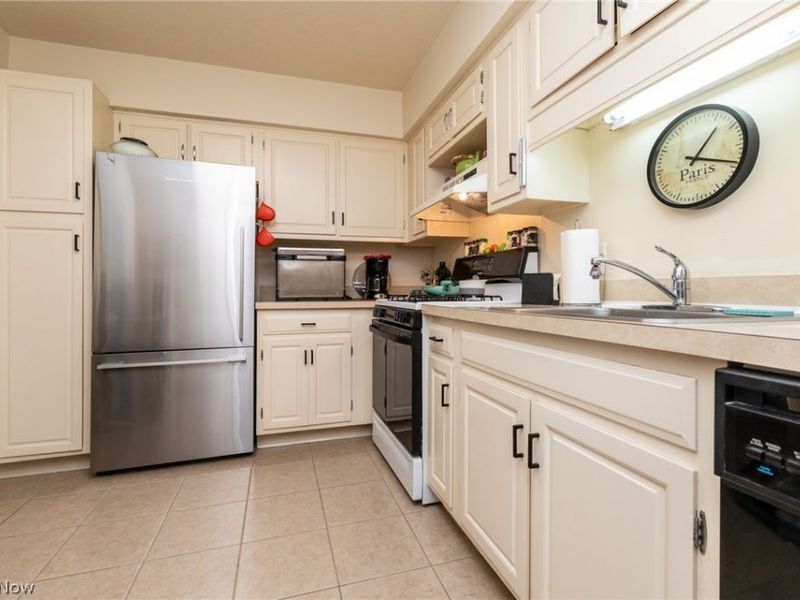 2112 Acacia Park Drive, Unit 220, Lyndhurst, OH 44124 Photo 8