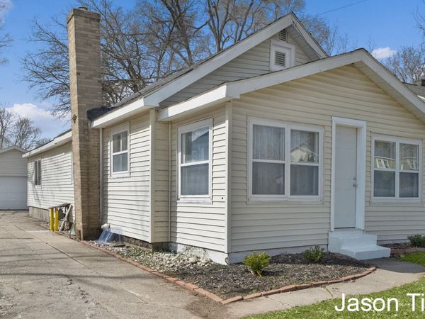 2507 Day Avenue NW, Walker, MI 49544