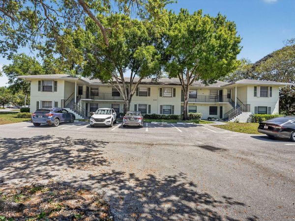 2301 Sabal Ridge Court, Unit H, Palm Beach Gardens, FL 33418