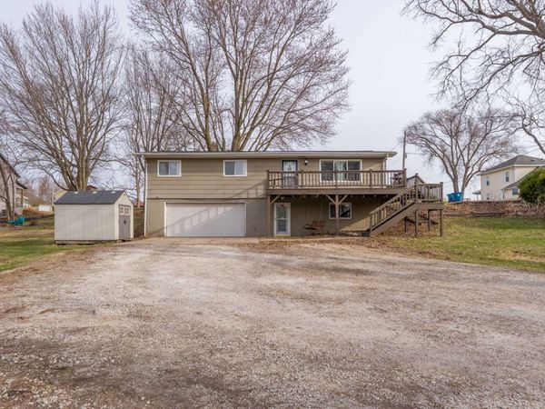 214 S 3RD Street , Le Claire, IA 52753