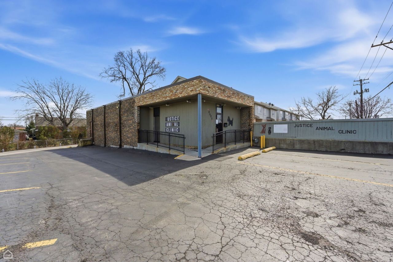 8507 S Roberts Road, Justice, IL 60458