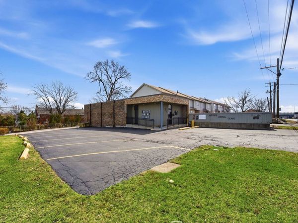 8507 S Roberts Road, Justice, IL 60458