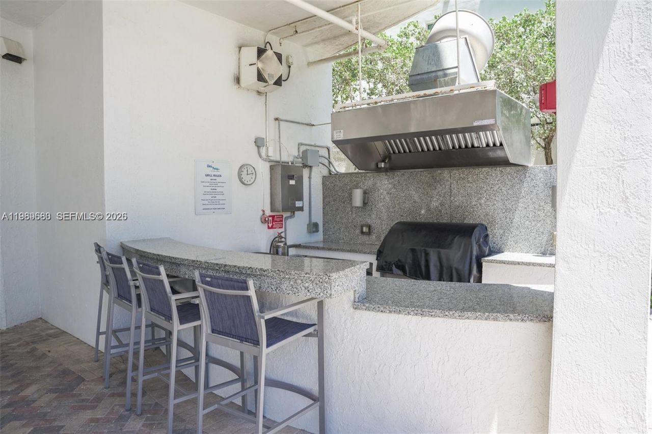 6515 Collins Ave , Unit 1709, Miami Beach, FL 33141 Photo