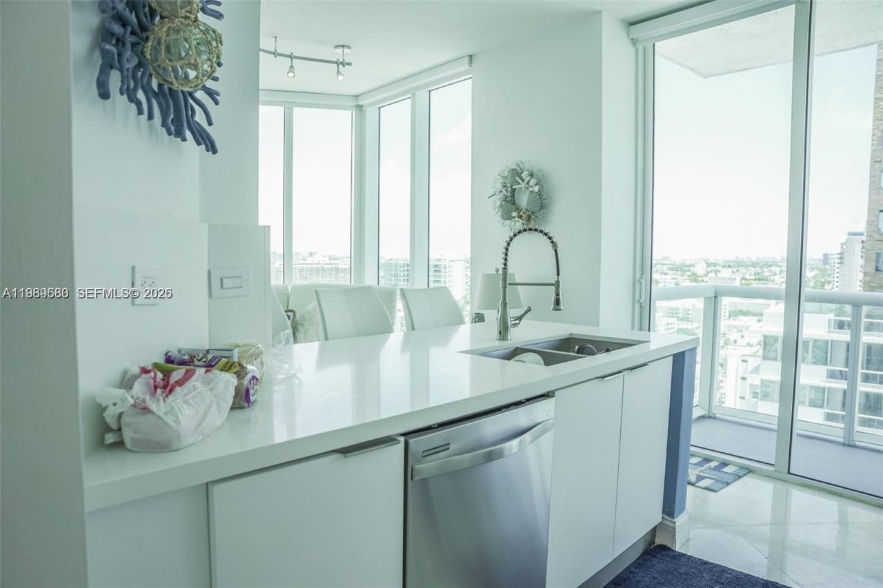 6515 Collins Ave , Unit 1709, Miami Beach, FL 33141 Photo