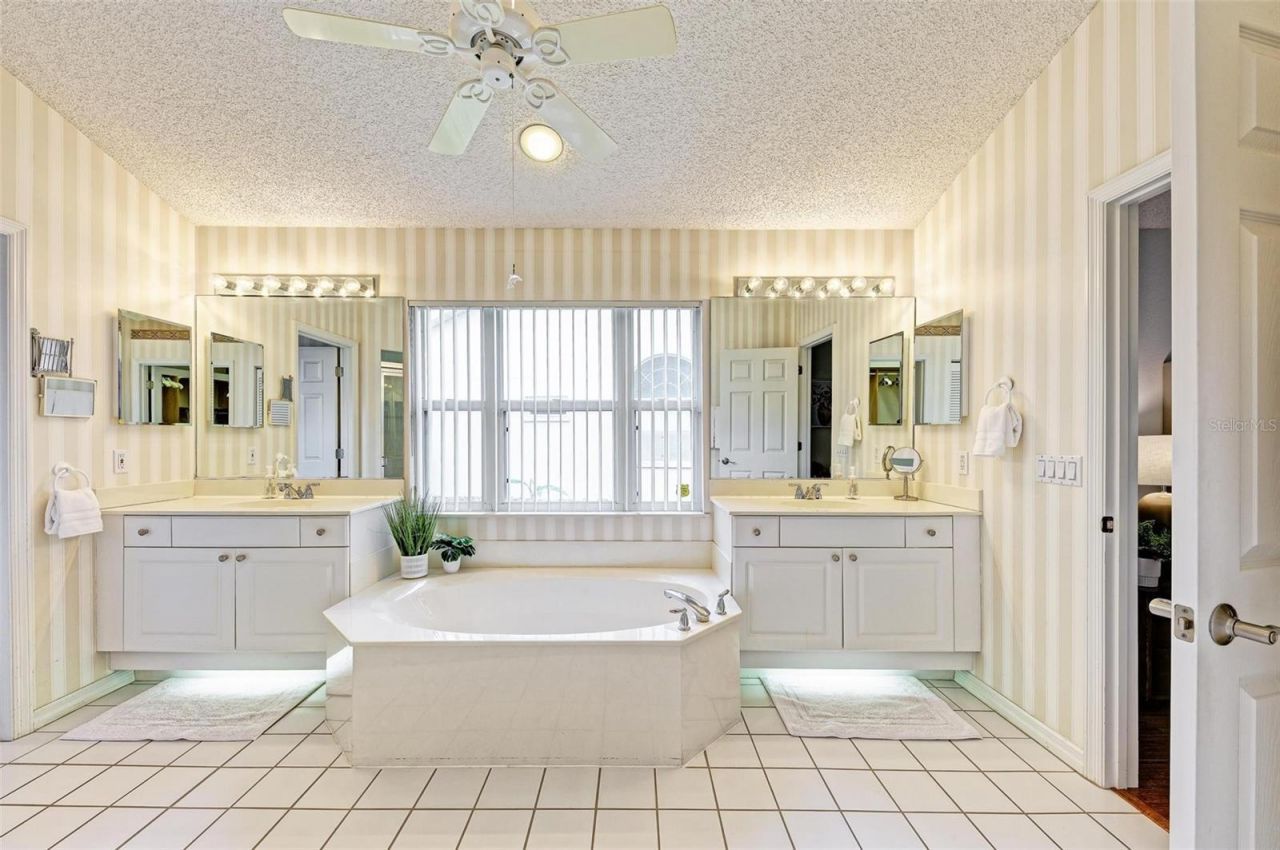 4916 Linsey Court , Sarasota, FL 34243 Photo