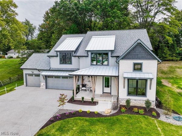 550 Woodlands Glen Avenue , Hartville, OH 44632