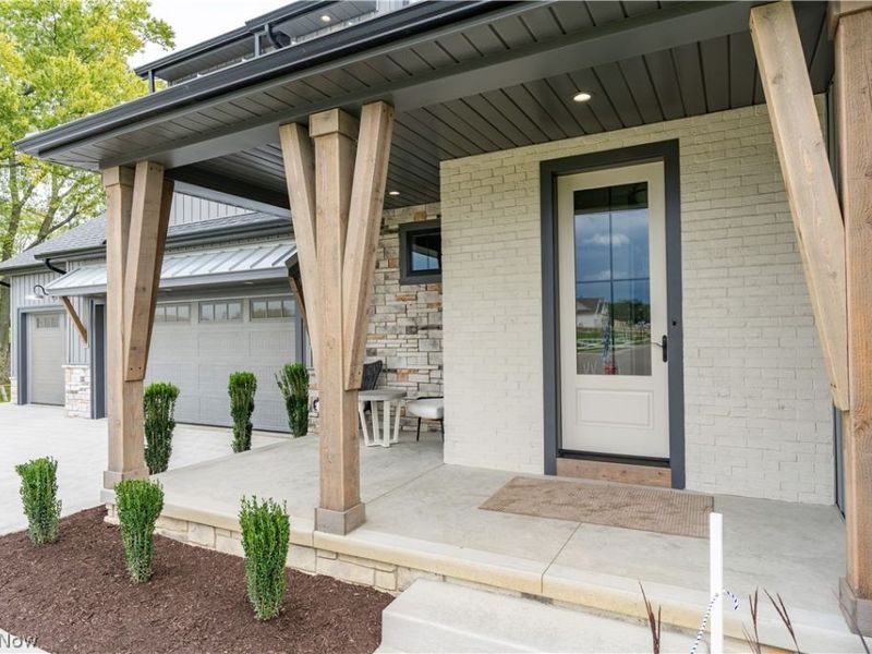 550 Woodlands Glen Avenue , Hartville, OH 44632 Photo 2