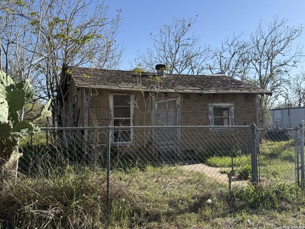 732 Trade, Pleasanton, TX 78064