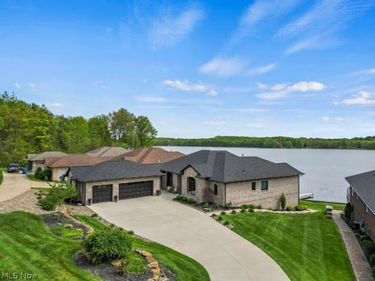 1004 Waters Edge Drive, Columbiana, OH 44408