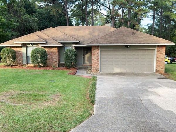 107 Raintree Dr., Hattiesburg, MS 39402