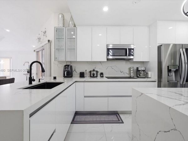 2570 SE 7th Pl, Homestead, FL 33033