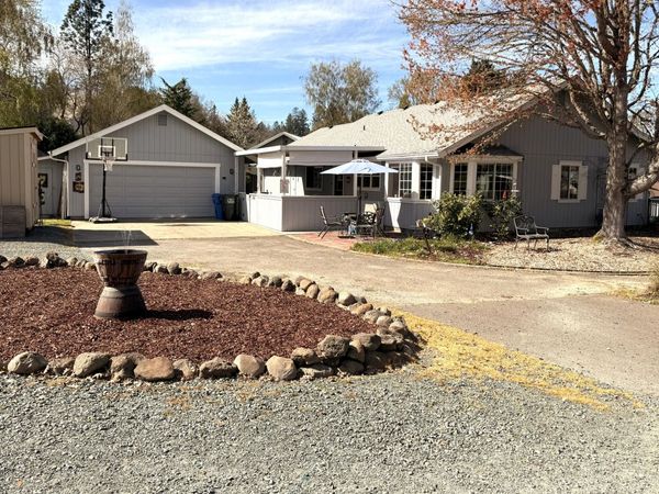 2200 Mayfield Drive, Grants Pass, OR 97527