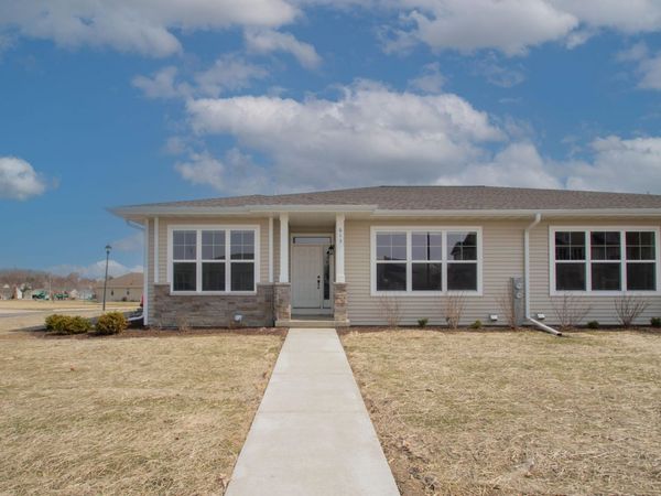 613 Hunter Oaks Blvd, Watertown, WI 53094