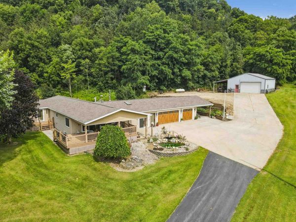 2334 Longview Lane, Harpers Ferry, IA 52146