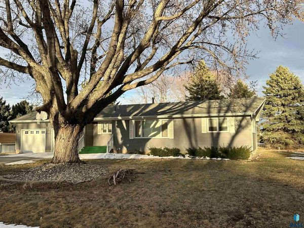 100 S Relanto St, Freeman, SD 57029
