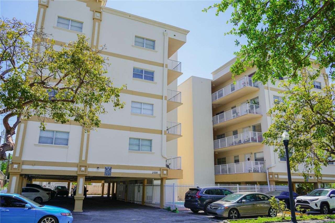 2008 Jackson St , Unit D1, Hollywood, FL 33020 Photo