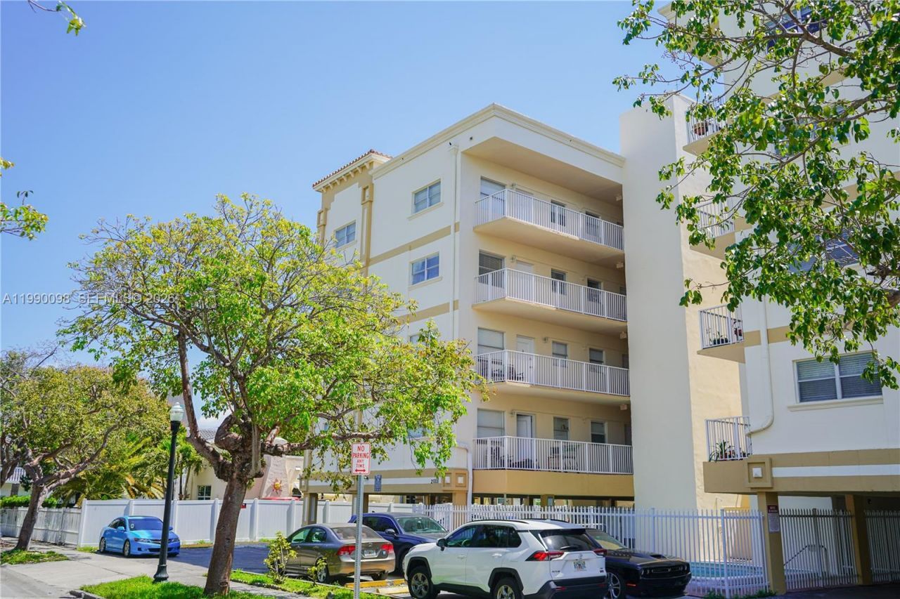 2008 Jackson St , Unit D1, Hollywood, FL 33020 Photo