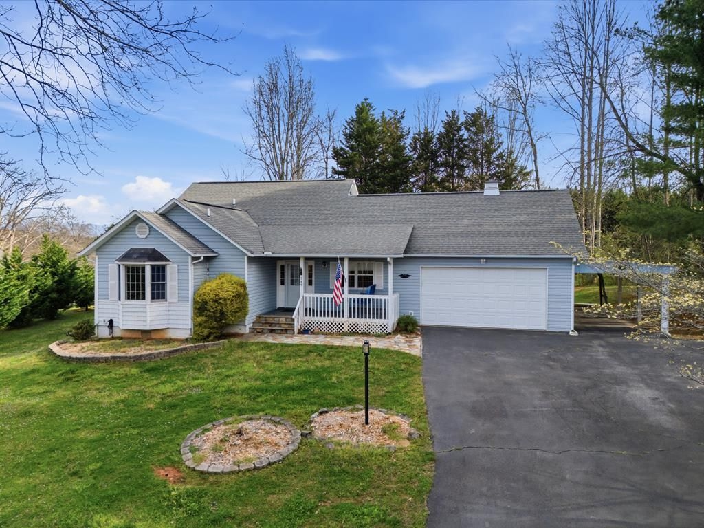 549 Sneaking Creek Dr, Hayesville, NC 28904 Main Photo