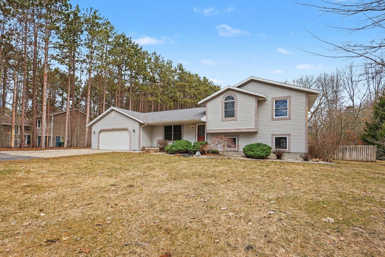 5314 W Lakewood Road, Whitehall, MI 49461 Main Photo