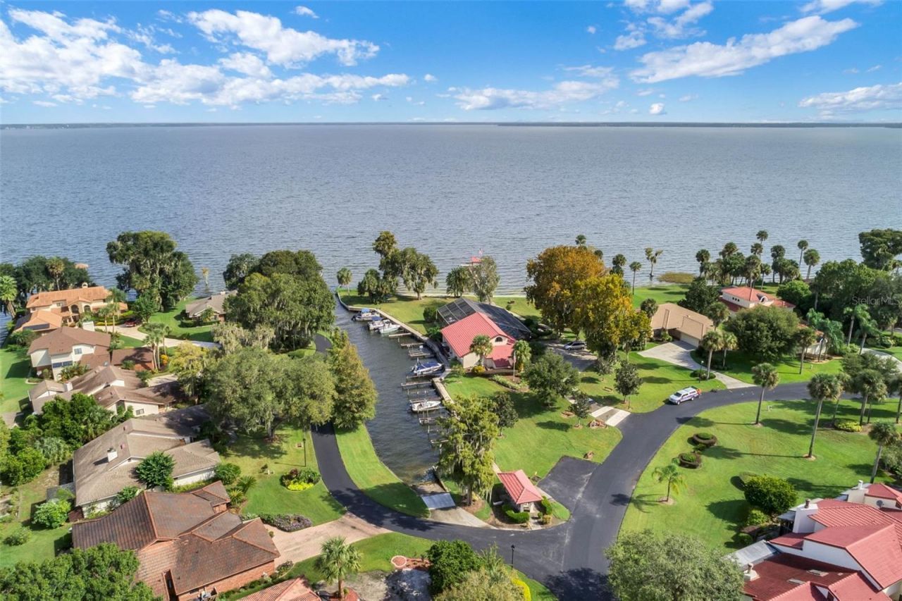 312 Waterwood Drive , Yalaha, FL 34797 Photo