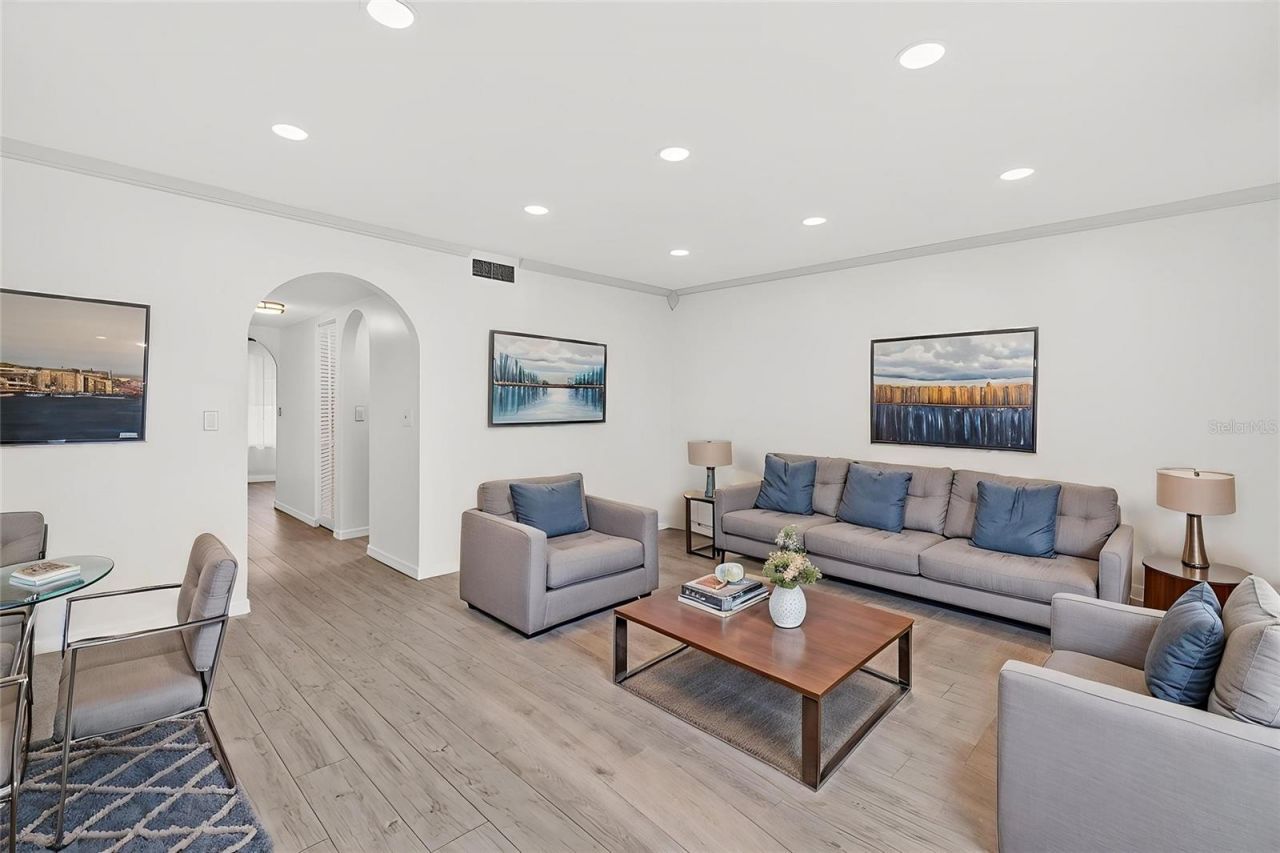 657 99th Avenue N, Unit 202, Saint Petersburg, FL 33702 Photo