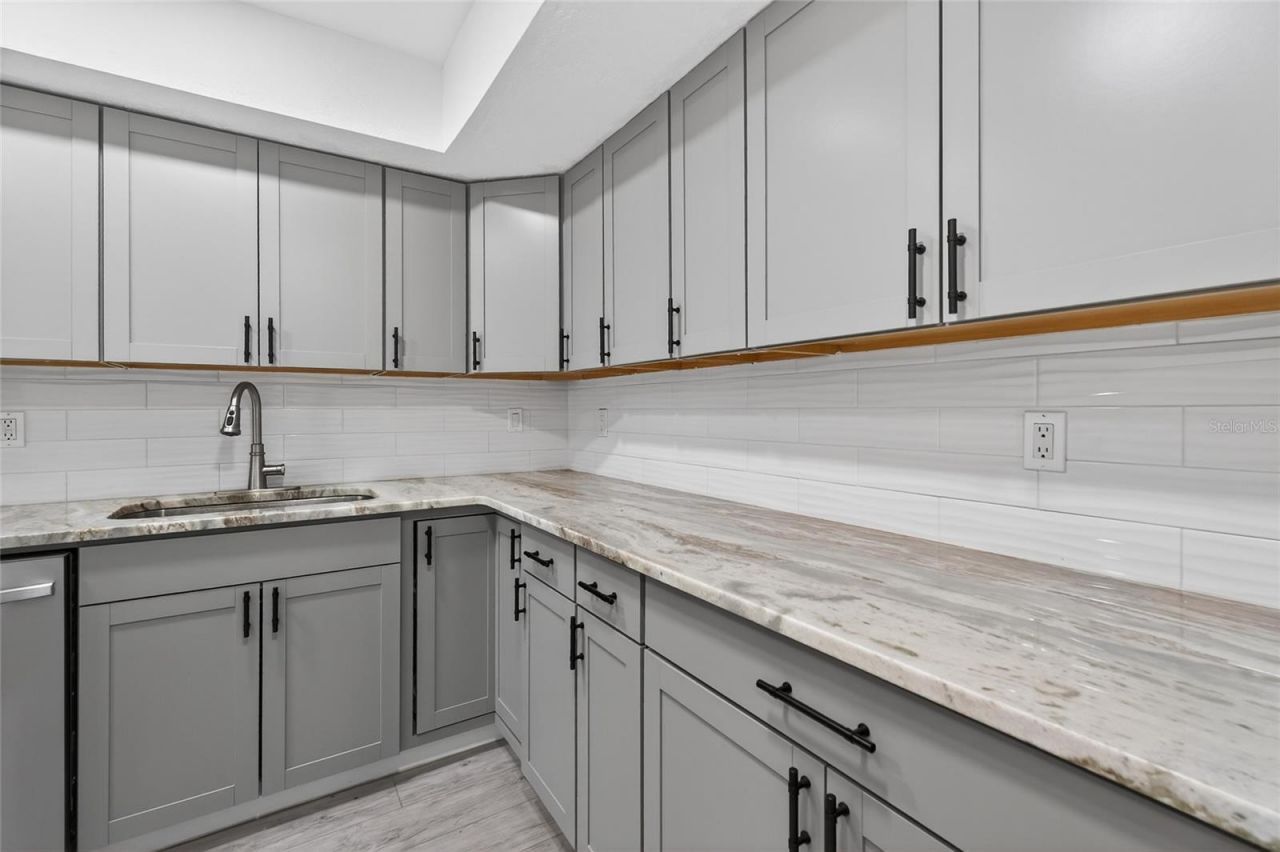 657 99th Avenue N, Unit 202, Saint Petersburg, FL 33702 Photo