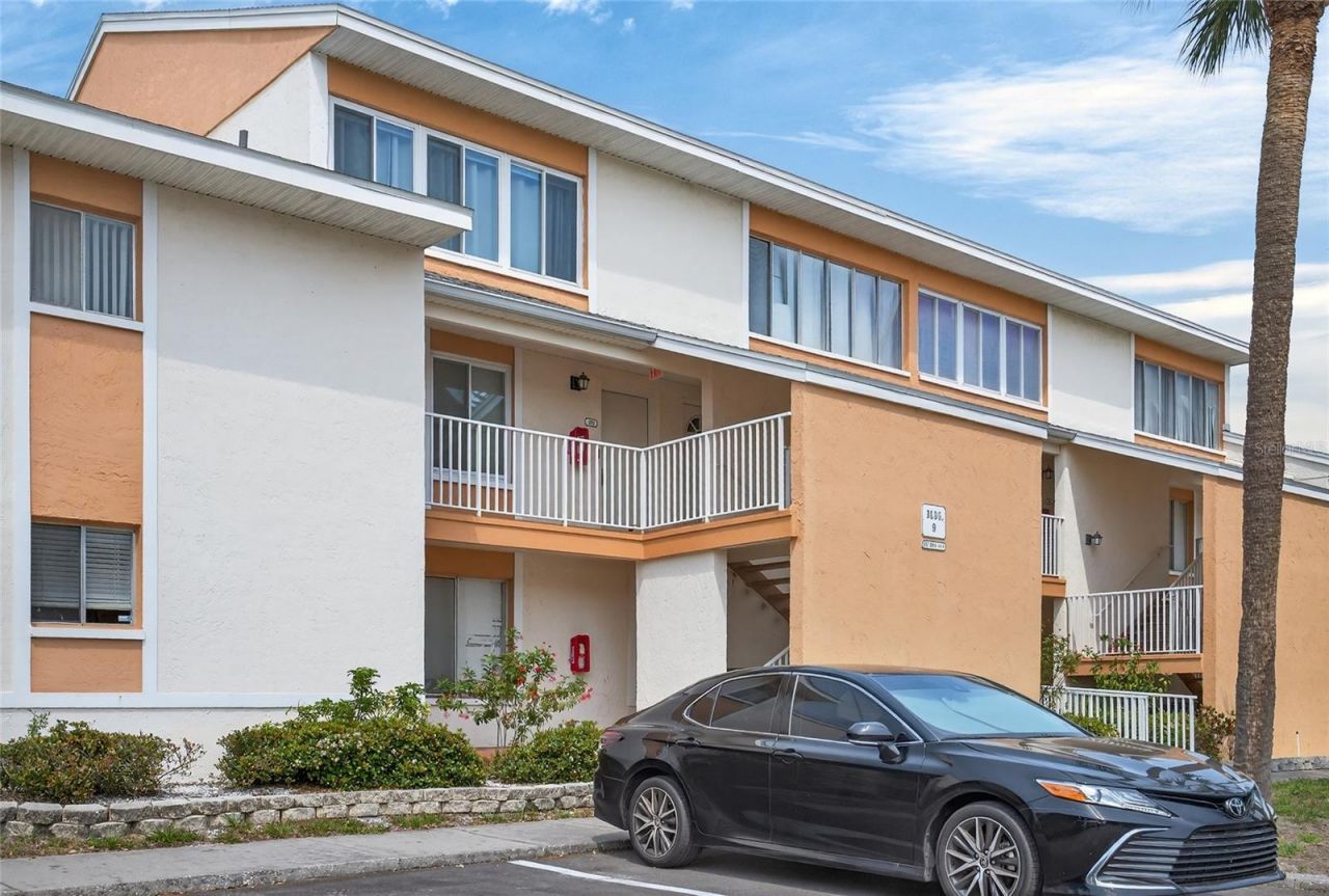 657 99th Avenue N, Unit 202, Saint Petersburg, FL 33702 Photo