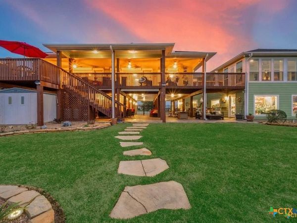 792 W Bayshore Drive , Palacios, TX 77465