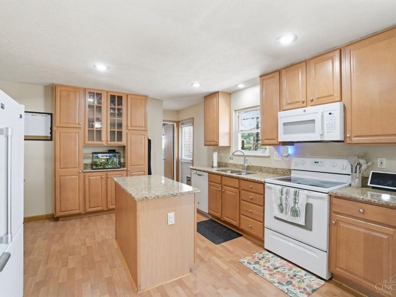 3263 Bellacre Court, Green Township, OH 45248 Photo 12