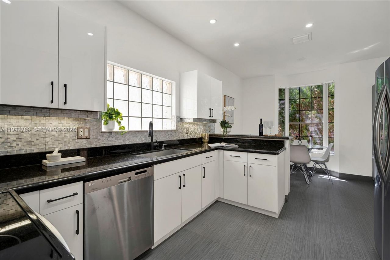 1251 Hayes St , Hollywood, FL 33019 Photo