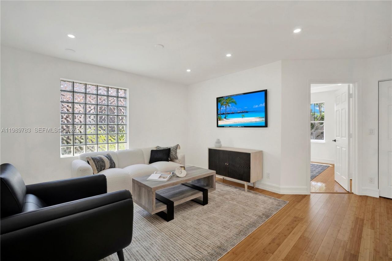 1251 Hayes St , Hollywood, FL 33019 Photo