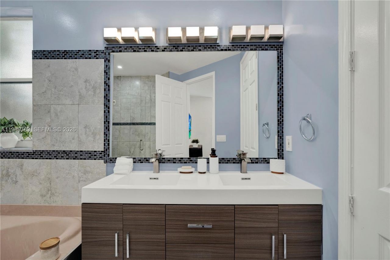 1251 Hayes St , Hollywood, FL 33019 Photo