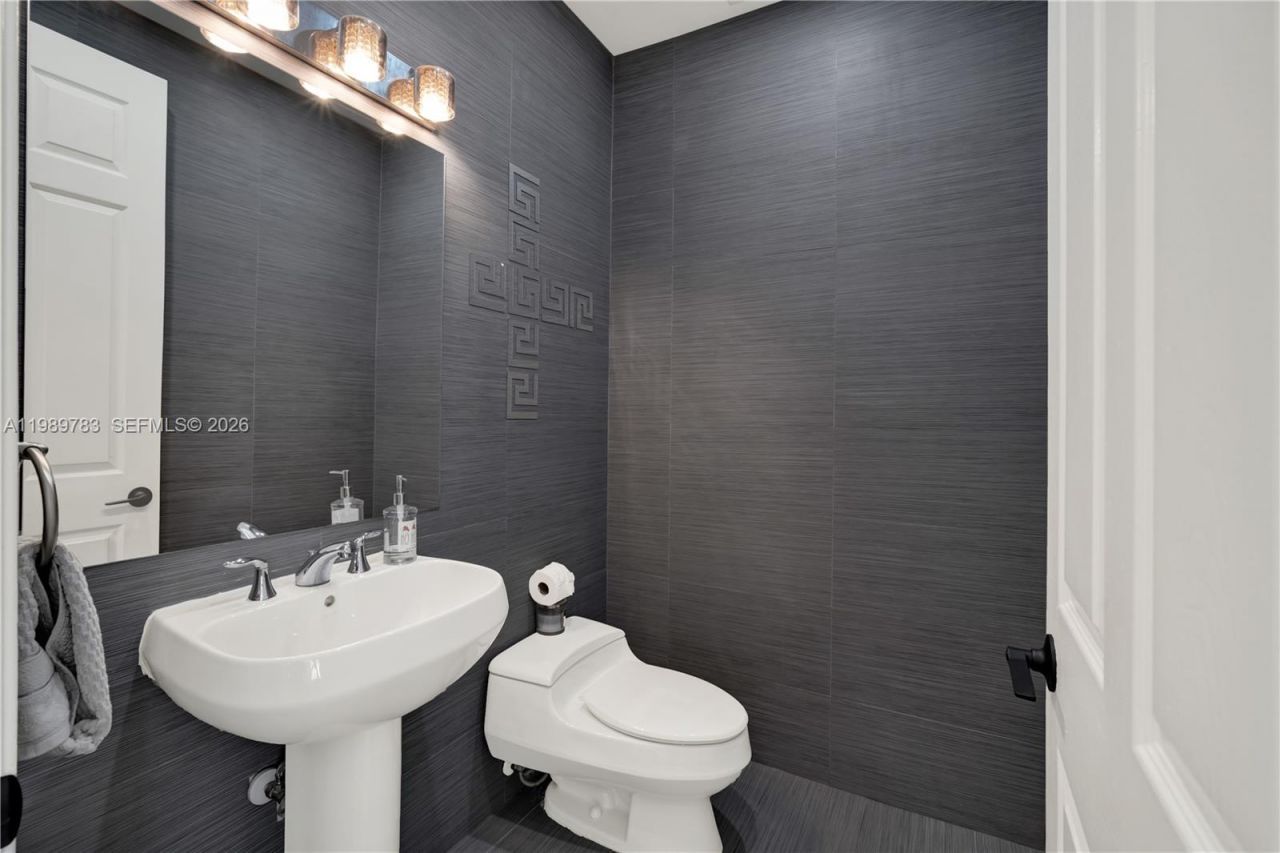 1251 Hayes St , Hollywood, FL 33019 Photo