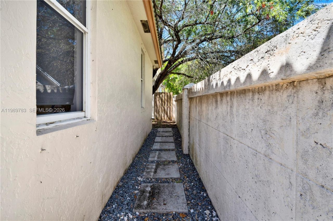 1251 Hayes St , Hollywood, FL 33019 Photo