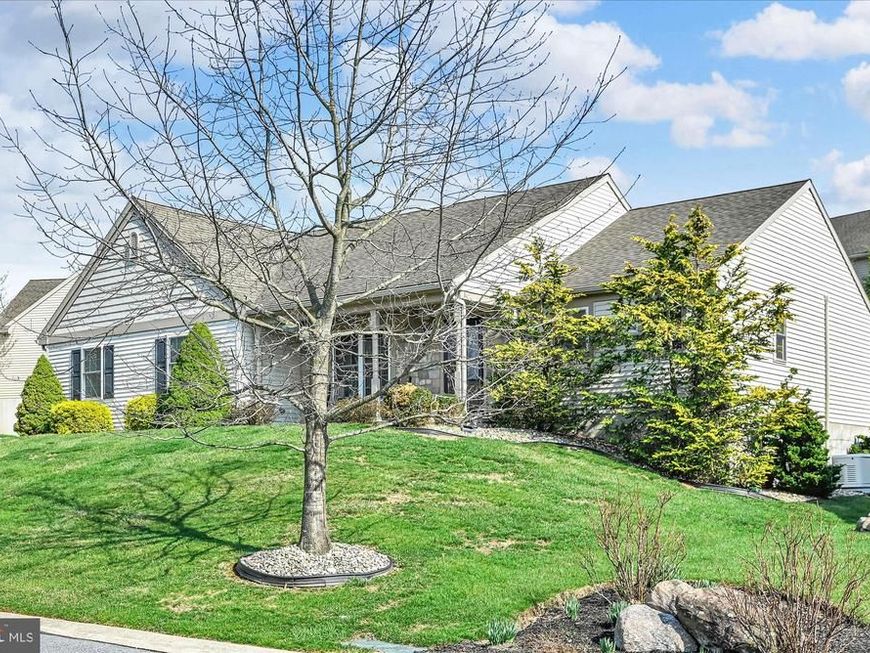 858 Water Edge Ct, Lebanon, PA 17046 Main Photo