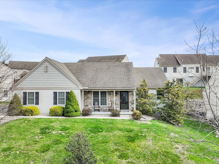 858 Water Edge Ct, Lebanon, PA 17046 Main Photo